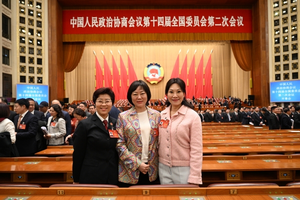 1710386057707982.jpg 三人合影_副本.jpg/